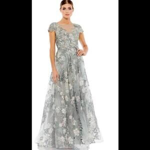 (8) Mac Duggal FLORAL EMBROIDERED SHORT SLEEVE GOWN, Sz 8